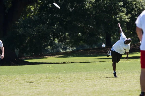 Mann schleudert Scheibe zum Auftakt in atlanta ultimatives Frisbee-Spiel — Stockfoto