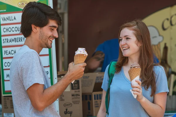 Jeune couple se prépare à manger des cônes de gaufre au festival d'été — Photo