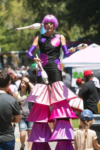 Frau auf Stelzen jongliert beim Eis-Festival Atlanta — Stockfoto
