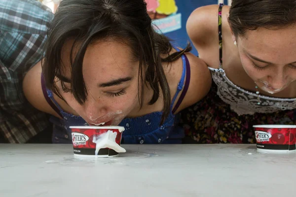 Women Compete In Ice Cream Eating Contest At Atlanta Festival — Stock Photo, Image