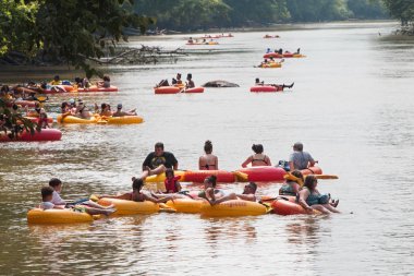 Gürcistan'da Chattahoochee Nehri Aşağı İnsanlar Tube