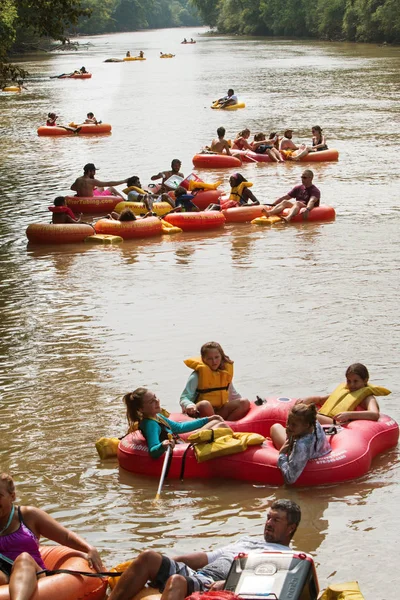 Gruppi di persone vanno Tubing giù fiume Chattahoochee in Georgia — Foto Stock