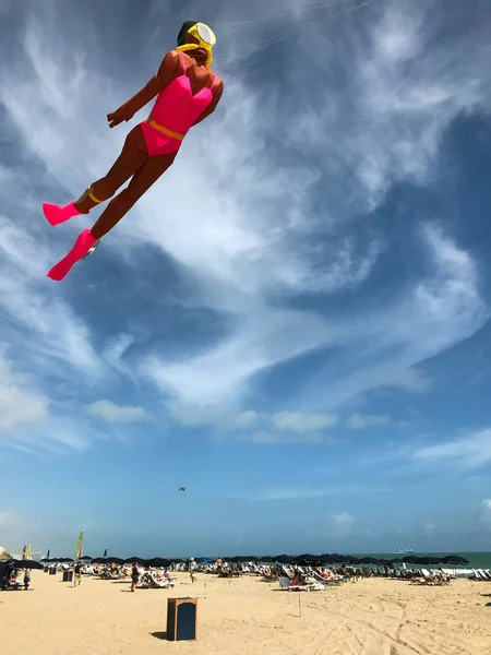 Kite formad som kvinnliga Scuba Diver flyger över Florida Beach — Stockfoto