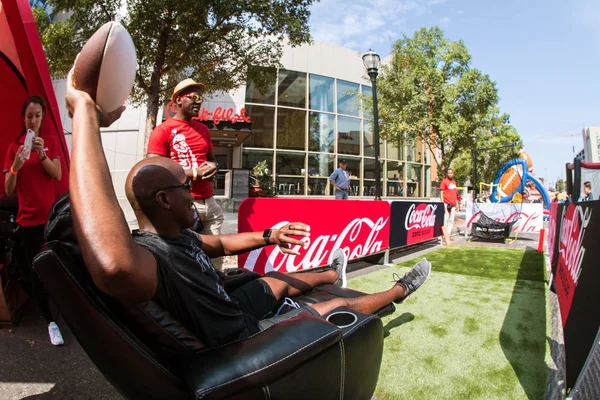 Man Throws Football From Recliner At Atlanta  Fan Fest Game — Stock Photo, Image
