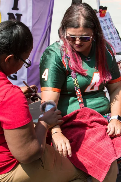 Θηλυκό παίρνει αστέρι έχει βουρτσισμένο στο χέρι στο κολλέγιο ποδοσφαίρου Φεστιβάλ — Φωτογραφία Αρχείου