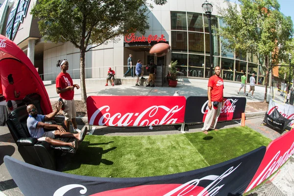 Uomo Tosses calcio dalla poltrona reclinabile a Atlanta Fan Fest Event — Foto Stock