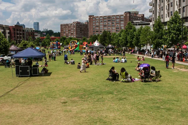 Les gens apprécient les activités de plein air dans le parc au festival d'Atlanta — Photo
