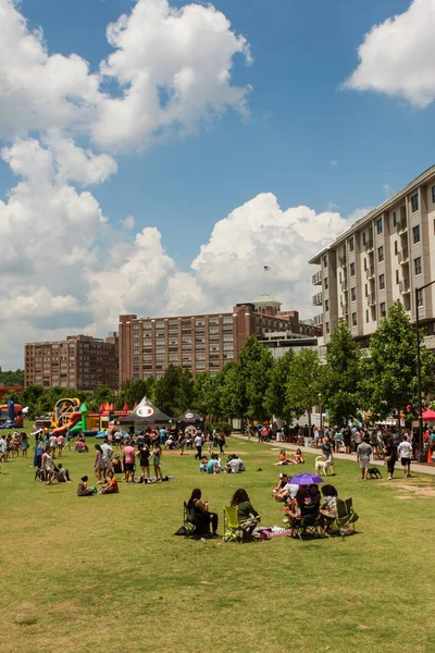 Lidé si užívají aktivity v parku na venkovském festivalu v Atlantě — Stock fotografie