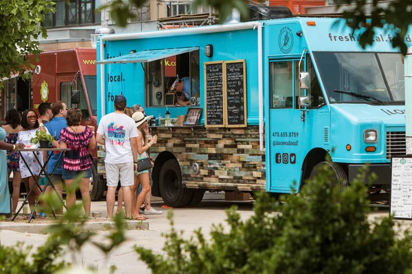 Люди чекають і замовлення від харчової вантажівки в Атланті фестиваль — стокове фото