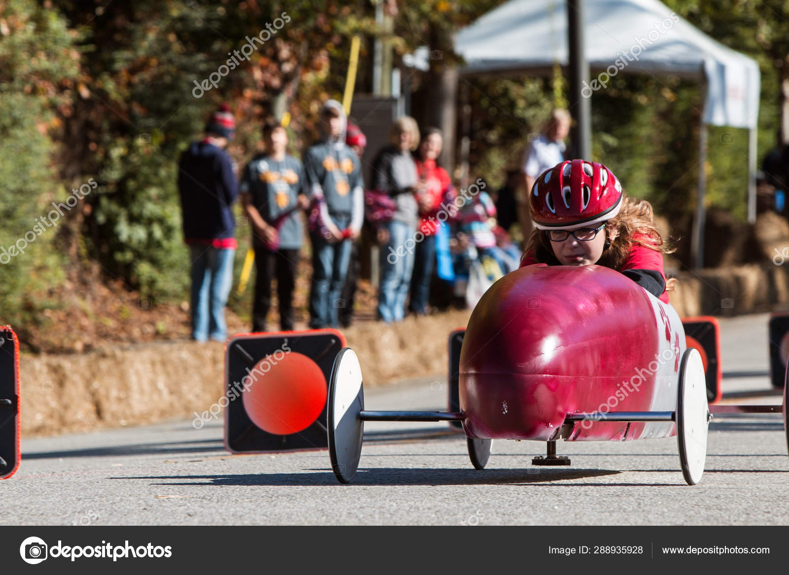 Soapbox derby com carro de corrida infantil