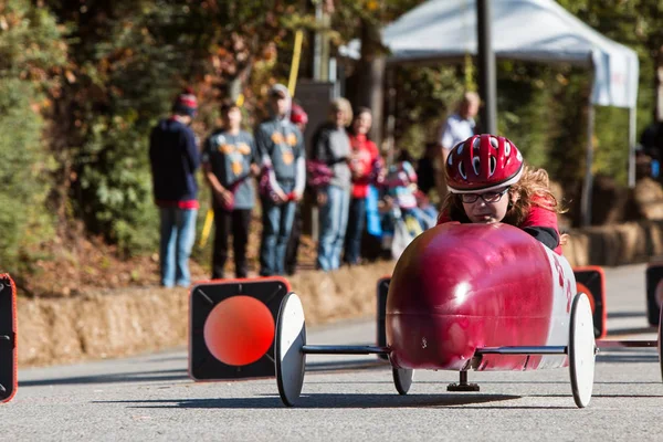 Fiatal lány Steers SOAP Box Derby autó gravitációs játékok — Stock Fotó