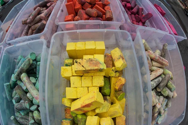 Pièces colorées de craie assis dans des conteneurs en plastique — Photo