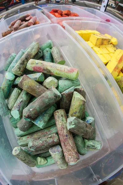 Paus coloridos de giz sentam-se em recipientes de plástico — Fotografia de Stock