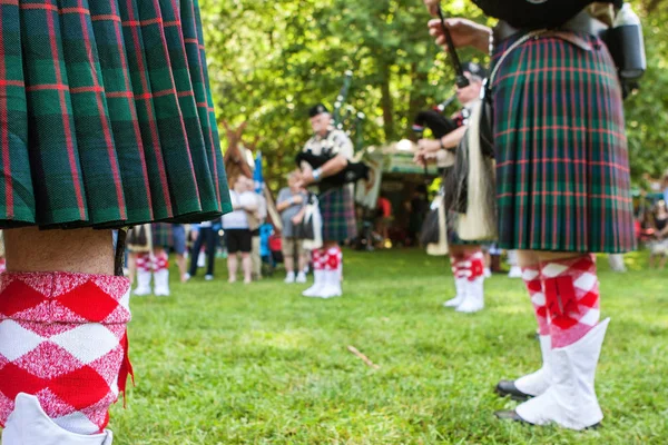 Bagpipers spela för att börja skotska Highland spel i norra Georgien — Stockfoto