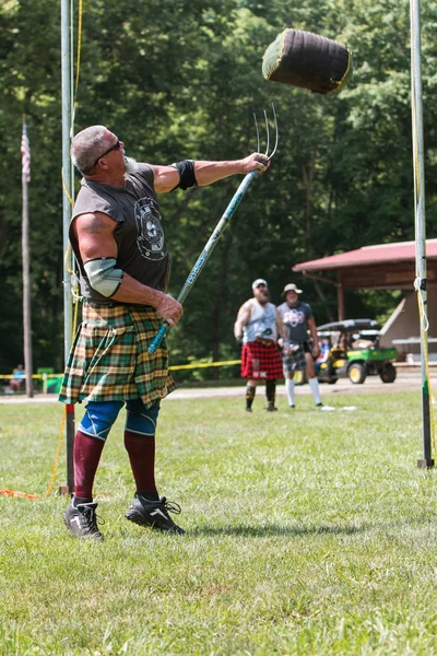 Man Competes In Sheaf Toss Competition At Scottish Highland Game — Stock Photo, Image