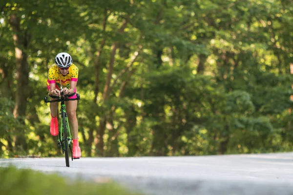 Radfahrerin fährt hügelige Straße durch Nordgeorgien — Stockfoto