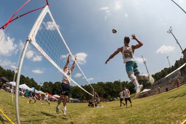 Çim Voleybol Turnuvasında Adam Spiking Ball Of Fisheye Görünümü