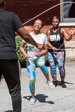 Genç Kadın Fitness Etkinliğinde İp Çift Hollandalı Stil Atlar