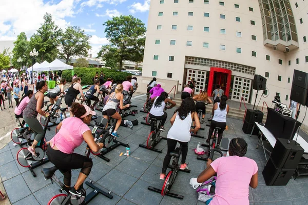 Naiset osallistuvat ulkoilmapyöräilyluokkaan Atlanta-tapahtumassa — kuvapankkivalokuva