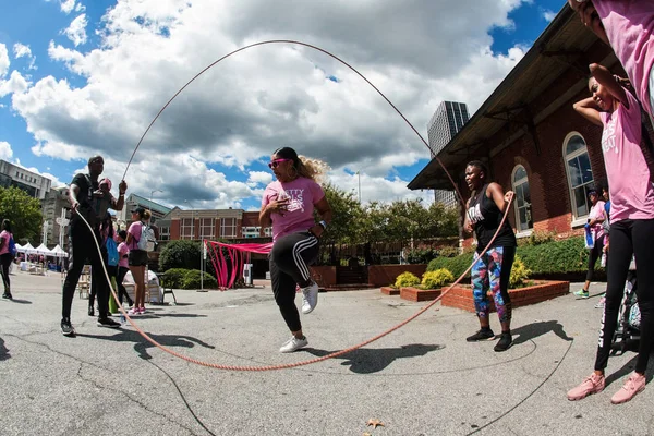 Woman Jumps Rope Double Dutch Style At Atlanta Fitness Event — Stock Photo, Image