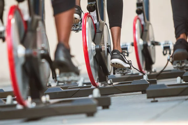 Atlanta Kadın Spin Sınıfı'nda Unison Pedaling Closeup Sneakers