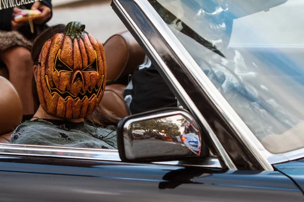 Menina usa máscara de abóbora assustadora em desfile de Halloween Decatur — Fotografia de Stock