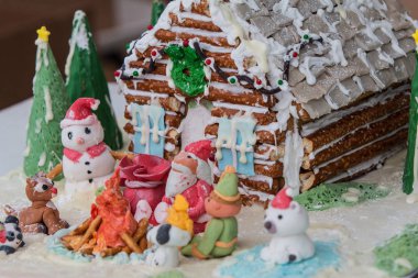 Gingerbread House Sahne Noel Festivali Yarışması'nda Ekranda Oturur
