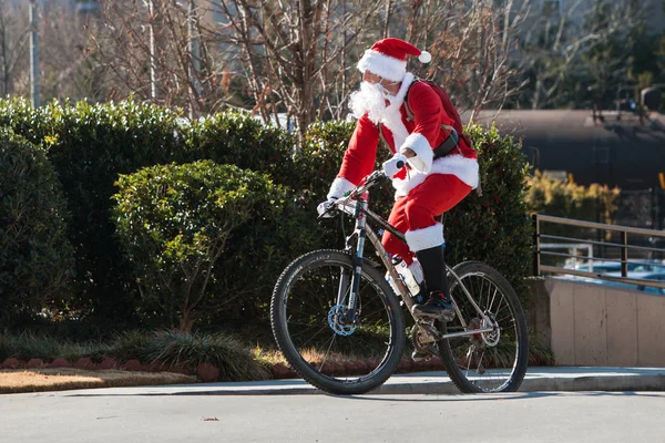 Homem vestindo trajes de Papai Noel anda de bicicleta no evento de Atlanta — Fotografia de Stock