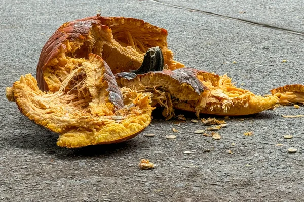 Yumuşak, çürüyen bir balkabağı Cadılar Bayramı 'ndan sonra kaldırımda ezildikten sonra parçalara ayrılır..