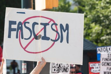 Atlanta, GA / ABD - 1 Eylül 2025: Milyarderler İşçi Bayramı mitinginde bir anti-faşizm işareti gösterildi ve 1 Eylül 2025 tarihinde Atlanta, GA.