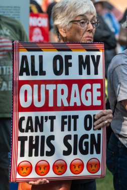 Atlanta, GA / USA - 1 Eylül 2025: Yaşlı kadın, 1 Eylül 2025 'te Atlanta, GA' da düzenlenen protestoda 