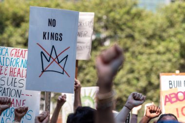 Atlanta, GA / ABD - 1 Eylül 2025: İnsanlar Milyarderler İşçi Bayramı mitinginde ve 1 Eylül 2025 'te Atlanta, GA.