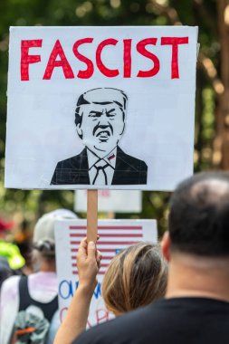 Atlanta, GA / ABD - 1 Eylül 2025: Milyarderler İşçi Bayramı mitinginde ve 1 Eylül 2025 'te Atlanta, GA' da İşçi Bayramı 'nda Trump a faşist damgası vuran bir tabela gösterildi..