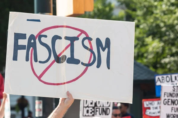 Atlanta, GA / ABD - 1 Eylül 2025: Milyarderler İşçi Bayramı mitinginde bir anti-faşizm işareti gösterildi ve 1 Eylül 2025 tarihinde Atlanta, GA.