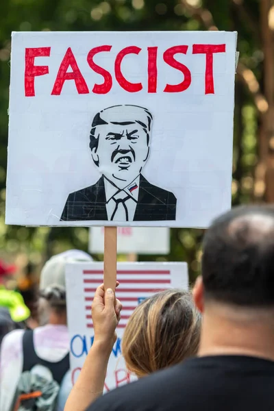 Atlanta, GA / ABD - 1 Eylül 2025: Milyarderler İşçi Bayramı mitinginde ve 1 Eylül 2025 'te Atlanta, GA' da İşçi Bayramı 'nda Trump a faşist damgası vuran bir tabela gösterildi..