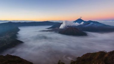 Bromo yanardağ gündoğumu Landmark doğa seyahat yer Endonezya 4k zaman atlamalı (tilt aşağı)