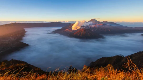Bromo Vulkan Sonnenaufgang Wahrzeichen Berg Natur Reiseziel Indonesien — Stockfoto