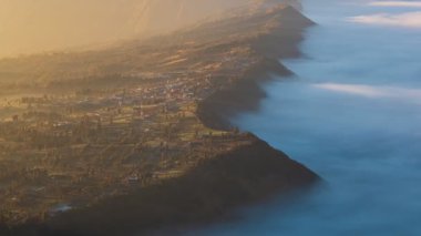 Güzel Cliff Side Village Günışığı ve Puslu, Doğu Java 'nın Tarihi Seyahat Yeri, Endonezya)