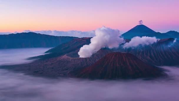 日出日落翻越火山时间的流逝 印度尼西亚东爪哇的地标自然旅行地 平底锅拍摄 — 图库视频影像