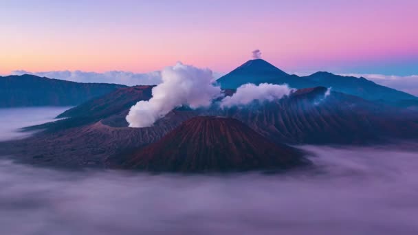 日出越过火山山脉时间的流逝 印度尼西亚东爪哇的地标自然旅行地 — 图库视频影像