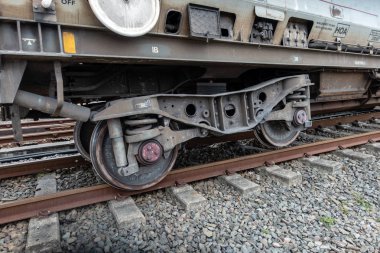 Yük treni raydan tekerlek seti ile