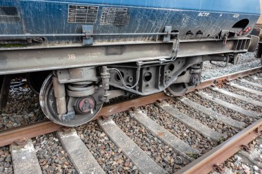 Yük treni raydan tekerlek seti ile