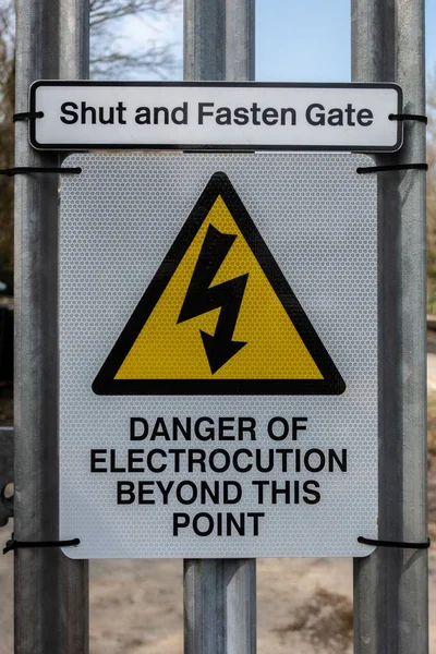 铁路出入门触电标志的危险 — 图库照片