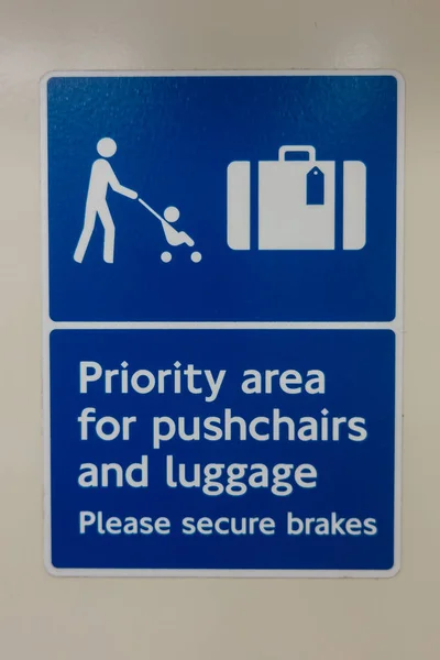 Bebek arabaları ve bagaj tabelası için öncelik alanı — Stok fotoğraf
