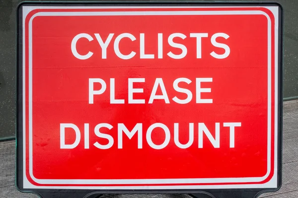 Ciclisti si prega di smontare segno — Foto Stock