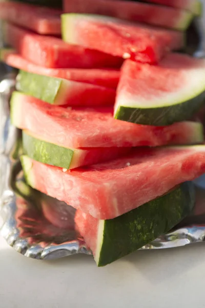 karpuz dilimleri plaka üzerinde