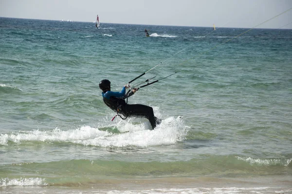 adam sürme uçurtma sörf