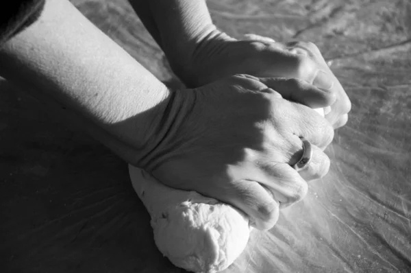 kadın eller hamur yoğurma