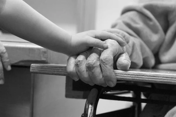 Büyükbaba elini tutan bir çocuk