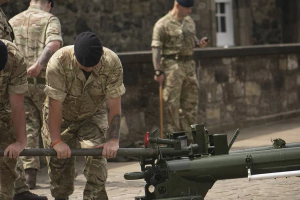 Askerler Edinburgh Kalesi, İskoçya ateş için bir top hazırlamak